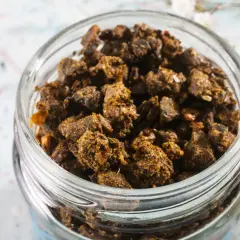 Słoik pełen grudek propolisu. Zastanawiasz się nad propolis dawkowanie? Ten naturalny produkt pszczeli jest gotowy do użycia.