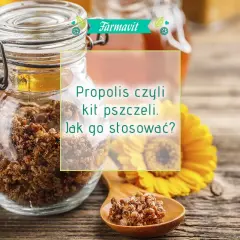 Słoik z propolisem, czyli kitem pszczelim, i drewniana łyżeczka z jego fragmentami. Dowiedz się, propolis krople na co działają i jak go stosować.