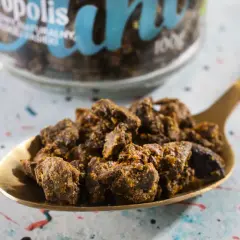 Łyżka pełna grudek propolisu, gotowa do użycia. Dowiedz się, jak stosować propolis dla zdrowia.