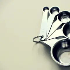 Zestaw metalowych miarek kuchennych. Zastanawiasz się, ile cukru jest w łyżce miodu? Te miarki pomogą Ci to sprawdzić.