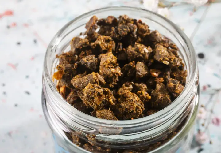 Słoik pełen grudek propolisu. Zastanawiasz się nad propolis dawkowanie? Ten naturalny produkt pszczeli jest gotowy do użycia.