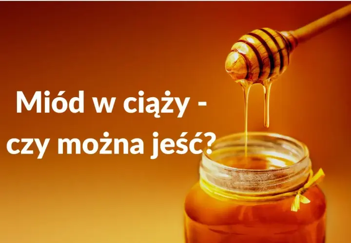 Miód w ciąży - czy można jeść? Słodki, złocisty miód spływa z drewnianej chochli do słoika.