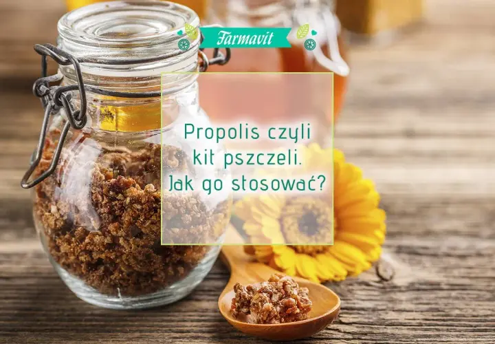 Słoik z propolisem, czyli kitem pszczelim, i drewniana łyżeczka z jego fragmentami. Dowiedz się, propolis krople na co działają i jak go stosować.