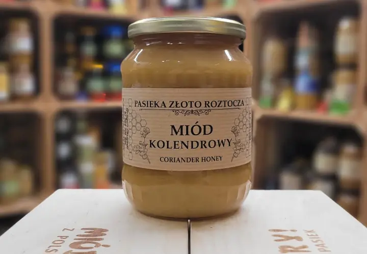 Słoik miodu kolendrowego. Dowiedz się, jak stosować miód na żołądek dla ulgi i zdrowia. Naturalny produkt z polskiej pasieki.