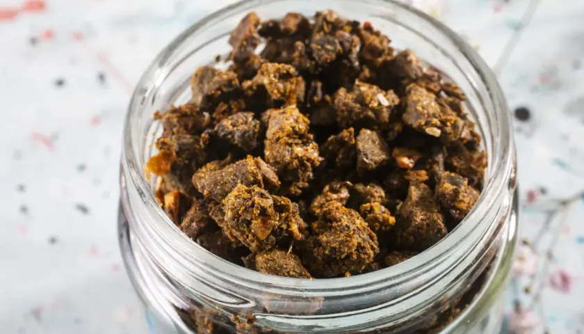 Słoik pełen grudek propolisu. Zastanawiasz się nad propolis dawkowanie? Ten naturalny produkt pszczeli jest gotowy do użycia.