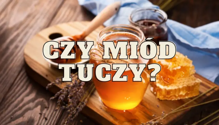 Słodki miód w słoiku i plastrze, a obok lawenda. Czy miód tuczy? Pytanie na drewnianym tle.
