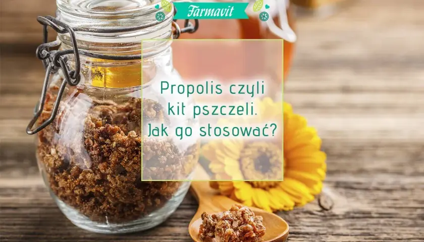 Słoik z propolisem, czyli kitem pszczelim, i drewniana łyżeczka z jego fragmentami. Dowiedz się, propolis krople na co działają i jak go stosować.