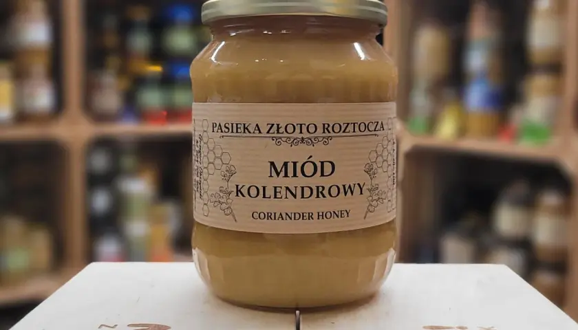 Słoik miodu kolendrowego. Dowiedz się, jak stosować miód na żołądek dla ulgi i zdrowia. Naturalny produkt z polskiej pasieki.