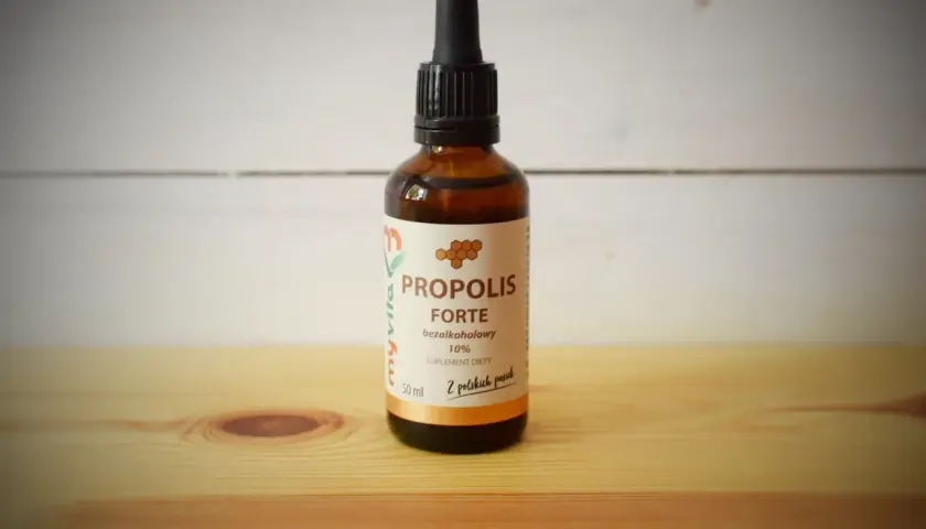 Butelka z kroplomierzem zawierająca propolis na wodzie, 10% suplement diety z polskich pasiek.
