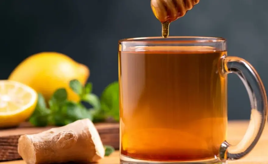 Miód do herbaty - kiedy dodać, by nie stracił aromatu?
