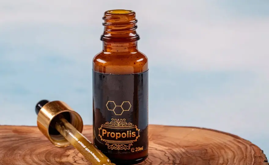 Propolis na jelita - kiedy pomaga, a kiedy lepiej uważać