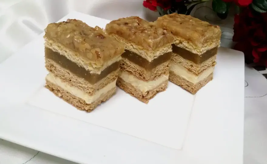 Ciasto miodowe z jabłkami - przepis i sprawdzone triki