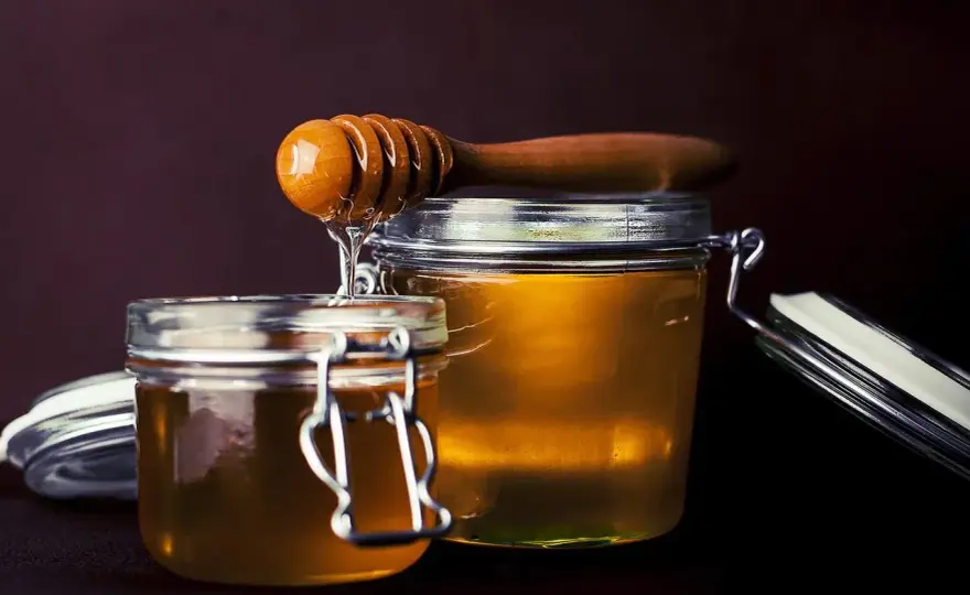 Jak zapakować miód na prezent, żeby wyglądał naturalnie