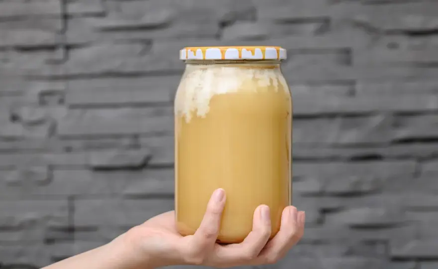 Miód się zepsuł? Sprawdź, jak odróżnić fermentację od krystalizacji