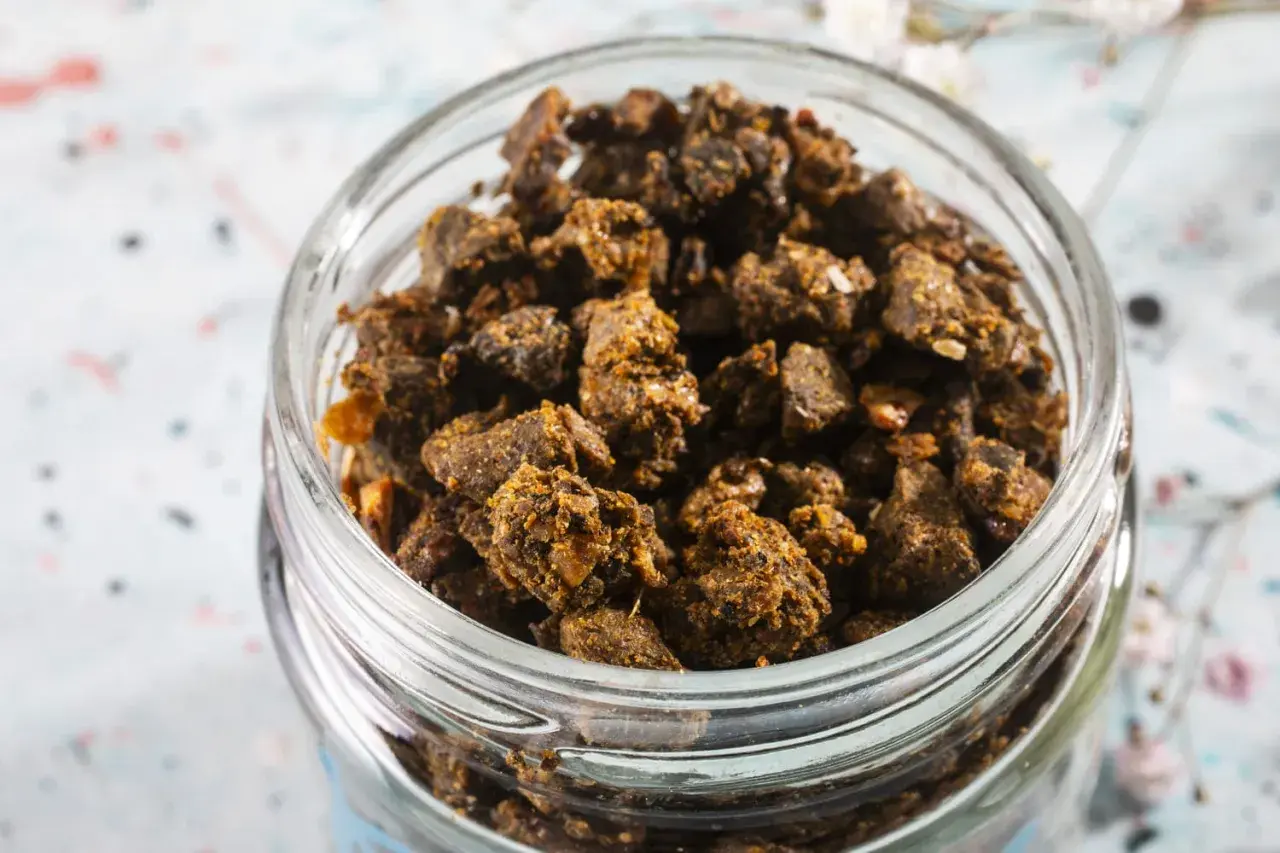 Słoik pełen grudek propolisu. Zastanawiasz się nad propolis dawkowanie? Ten naturalny produkt pszczeli jest gotowy do użycia.