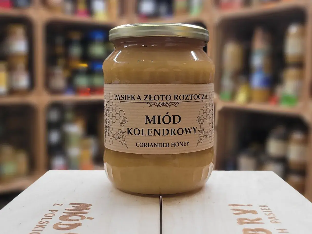 Słoik miodu kolendrowego. Dowiedz się, jak stosować miód na żołądek dla ulgi i zdrowia. Naturalny produkt z polskiej pasieki.