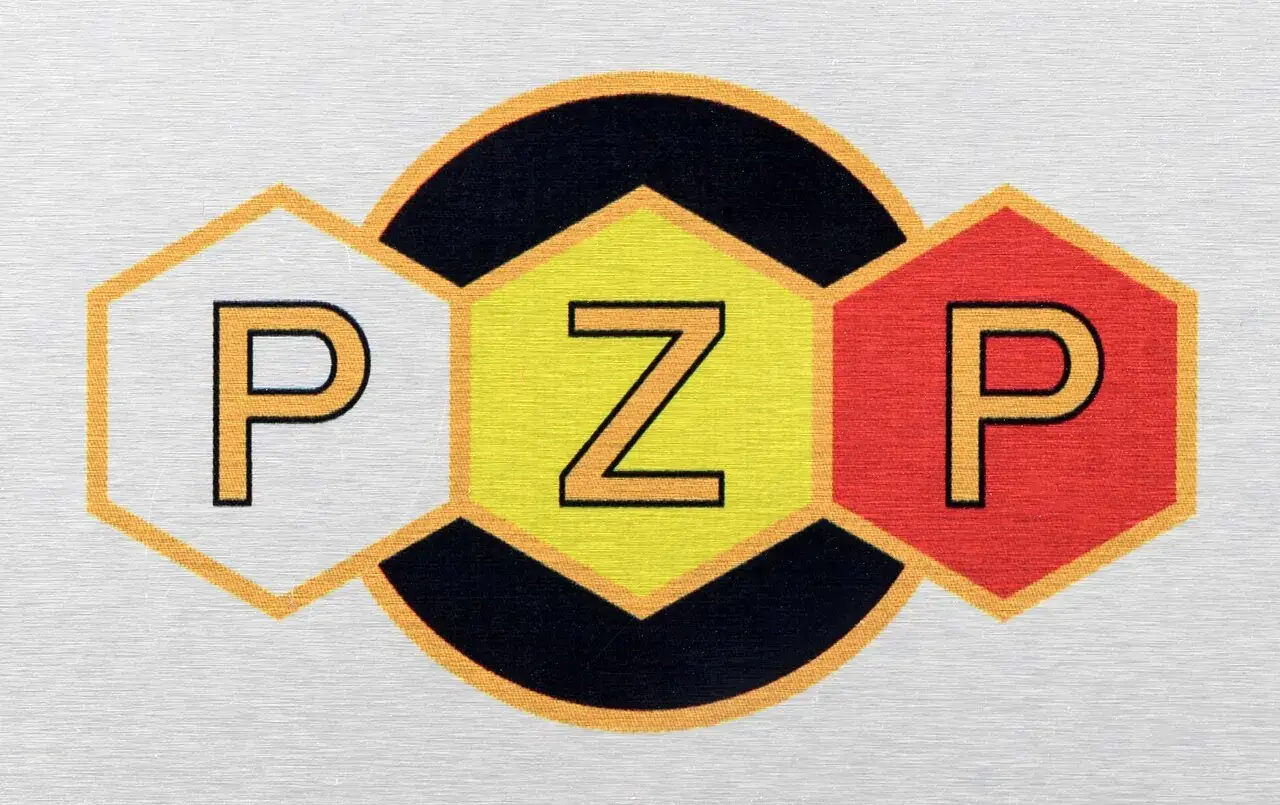Logo z literami PZP, symbolizujące polski związek pszczelarski.