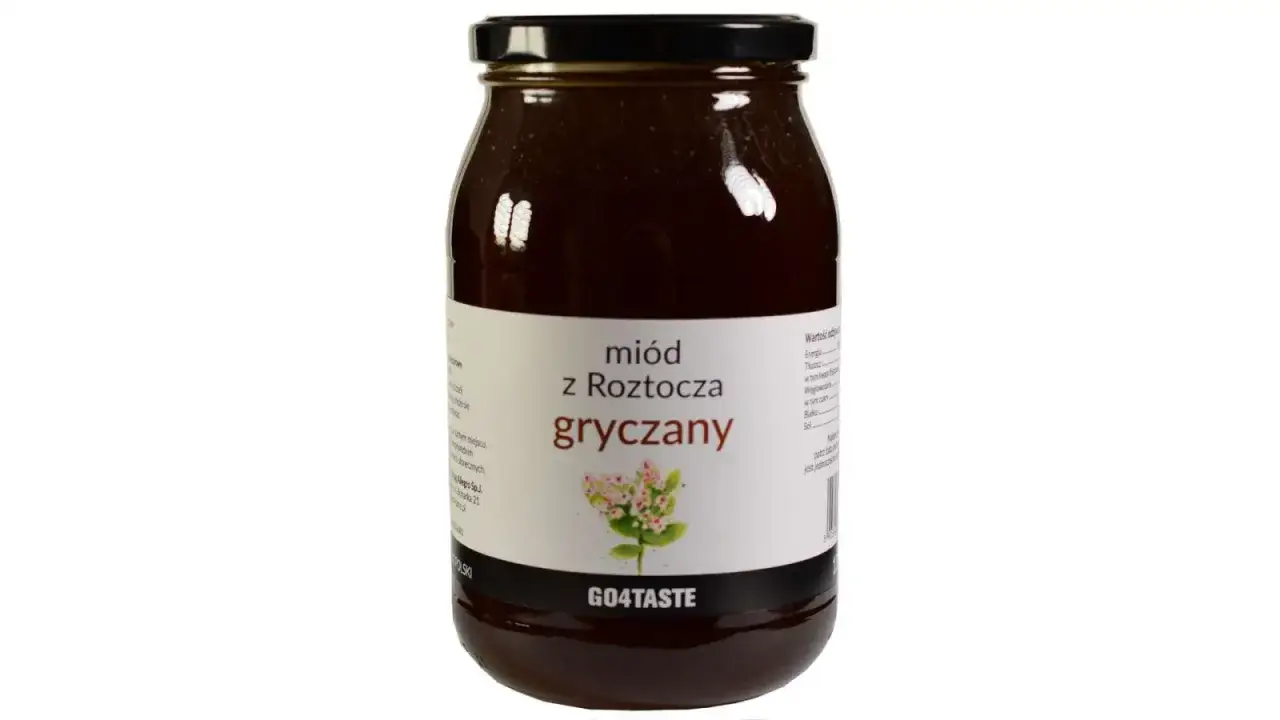 Słoik ciemnego miodu gryczanego z Roztocza. Jego intensywny, lekko pikantny miod gryczany smak zachwyci każdego.